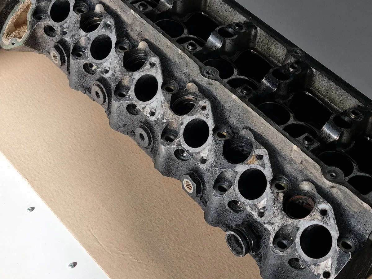 Przed czyszczeniem — Głowica silnika Mercedes — usuwanie nagaru