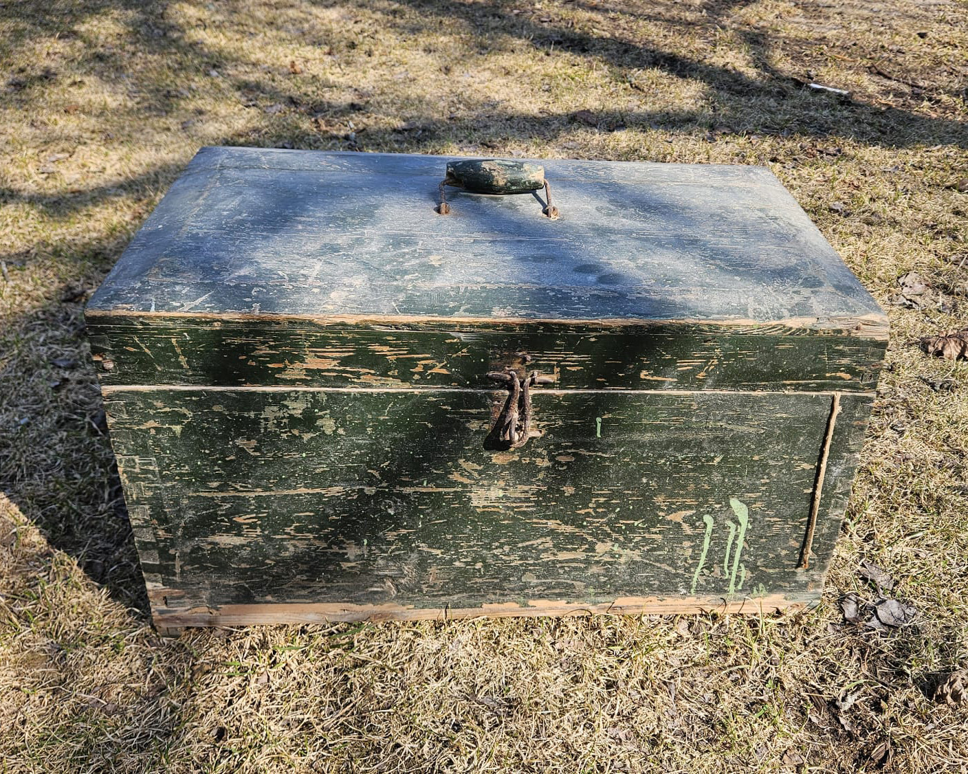 Przed czyszczeniem — Skrzynia drewniana